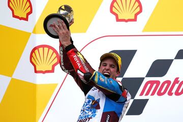 Álex Márquez se llevó el ansiado título de Moto2 tras acabar segundo en el Gran Premio de Malasia en la que ganó Binder y en la que Luthi fue tercero. Este título se suma al logrado en Moto3, en 2014. 
