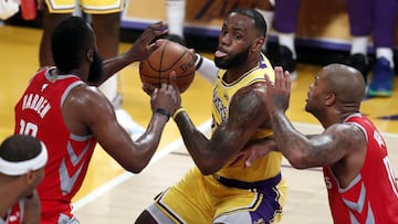 MAN08. Los Angeles (United States), 21/10/2018.- Los Angeles Lakers forward LeBron James (C) is defended by Houston Rockets forward PJ Tucker (R) and teammate James Harden (L) during the NBA basketball game between the Los Angeles Lakers and the Houston Rockets at the Staples Center in Los Angeles, California, USA, 20 October 2018. (Baloncesto, Estados Unidos) EFE/EPA/MIKE NELSON SHUTTERSTOCK OUT