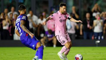 FORT LAUDERDALE, FLORIDA - JULY 21: Lionel Messi #10 of Inter Miami CF looks to pass during the Leagues Cup 2023 match between Cruz Azul and Inter Miami CF at DRV PNK Stadium on July 21, 2023 in Fort Lauderdale, Florida. Mike Ehrmann/Getty Images/AFP (Photo by Mike Ehrmann / GETTY IMAGES NORTH AMERICA / Getty Images via AFP)