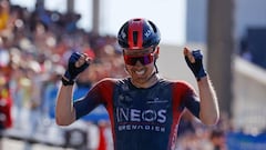 Dylan van Baarle celebra su triunfo en la 119ª París-Roubaix.