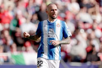 La polivalencia hecha futbolista. Aleix Vidal puede cubrir todo el carril izquierdo y derecho desde el lateral hasta el extremo. Su buen papel con el Almera le llev al Sevilla y ah se catapult hasta el Barcelona, con el que gan dos Ligas y tres Copas del Rey, para volver al club del Snchez-Pizjun, salir al Alavs y vivir su ltima experiencia en el Espanyol. Un asistente en toda regla como demuestran sus 54 pases de gol.