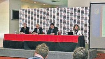 <b>UN CLUB FUERTE Y DINÁMICO. </b>Los dirigentes del Atlético presentaron ayer la investigación realizada sobre la marca rojiblanca.