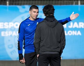 José Antonio Reyes charló con Quique Sánchez Flores en el entrenamiento de este lunes.