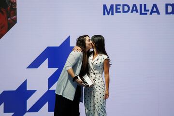 La vicealcaldesa de Madrid, Begoña Villacís, entrega la medalla a la selección femenina de rugby, que recoge la jugadora Lourdes Alameda.