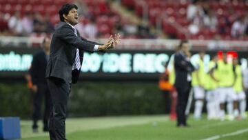 El técnico de Chivas José Cardozo da instrucciones a sus jugadores ante Necaxa , durante un partido correspondiente a la sexta jornada del Torneo Apertura del fútbol mexicano, en el estadio Arkon, en Guadalajara (México).