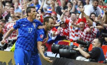 Ivan Rakitic y Mario Mandzukic celebran el 2-0.