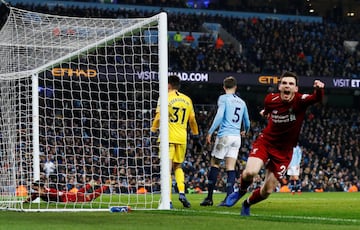 1-1. Andrew Robertson celebró el gol del empate marcado por Roberto Firmino.