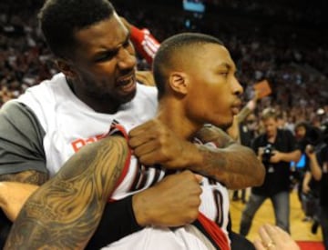 Thomas Robinson abraza a Damian Lillard tras su triple.
