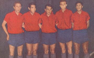 Iriarte llegó a Chile a los cinco años e hizo divisiones inferiores en Unión Española. Luego de hacer 24 goles en dos temporadas (1964 y 1965) con el elenco de Santa Laura, regresó a España, donde jugó en Rayo Vallecano y Real Oviedo, entre otros elencos. En la foto, es el segundo de derecha a izquierda.