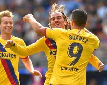 Eibar 0-1 Barcelona | Pase en profundidad hacia Griezmann, que tuvo mucha fortuna, porque se resbal¨® De Blasis y le dej¨® solo ante Dmitrovic. Encar¨® el franc¨¦s en el mano a mano y defini¨® con el interior por el primer palo.