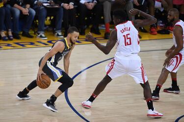A Clint Capela también le asignaron la marca de Curry. Y poco pudo hacer para detenerlo.
