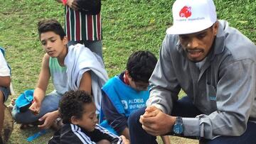 El luchador de UFC Alan Nuguette, con niños de la ONG Aldeas Infantiles.