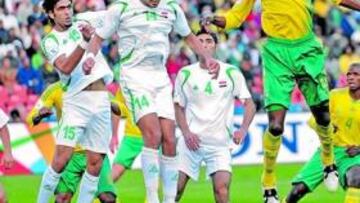 <b>POBLADA DEFENSA. </b>Hasta seis hombres de Irak defendían dentro de su área. El surafricano Mhlongo consiguió rematar, pero sin peligro.