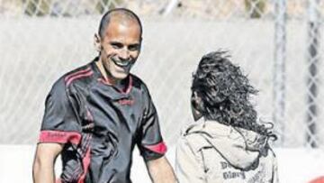 <b>MODELO.</b> Salva se vistió de árbitro para el catálogo de equipajes deportivos de Luanvi.