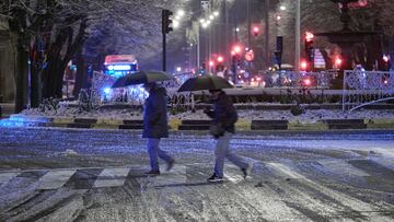 Varias personas sujetan paraguas mientras caminan, a 18 de enero de 2023, en Pamplona, Navarra (Espa?a). El fuerte temporal asociado a las borrascas G¨¦rard y Fien ha hecho que Navarra amanezca hoy con abundantes precipitaciones de nieve en la zona norte y los primeros problemas para el tr¨¢fico. Una nevada que en algunos puntos de Navarra ha superado las previsiones, con acumulaciones de m¨¢s de 20 cent¨ªmetros, llegando a 40 en Belagua.
18 ENERO 2023;PAMPLONA;NAVARRA;BORRASCAS;NIEVE;PRIMERA NEVADA
Eduardo Sanz / Europa Press
18/01/2023