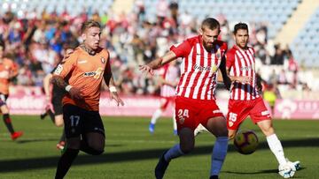 Brandon Thomas pugna por un balón.
