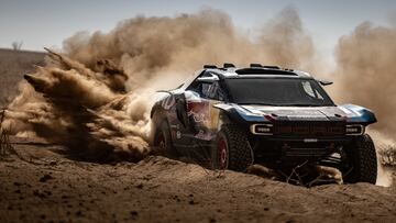 Carlos Sainz rueda con el Ford en la previa del Rally de Marruecos.