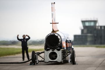 El Bloodhound SSC Supersonic diseñado por el aerodinamista de 87 años Ron Ayers en colaboración con Richard Noble, tiene previsto alcanzar el récord de los 1.609 kilómetros por hora en el desierto Hanskeen Pan de Sudáfrica.