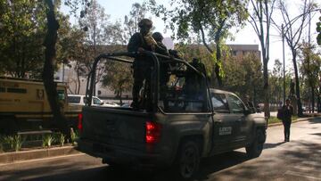 Intentan transportar un refrigerador en la cajuela de un auto Matiz, durante saqueos en Culiacán 