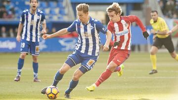 Llorente, del Alav&eacute;s, conduce ante Griezmann, del Atl&eacute;tico.