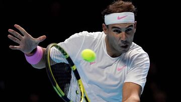 Rafa Nadal devuelve una bola ante Alexander Zverev durante su partido de fase de grupos de las ATP World Tour Finals en Londres.