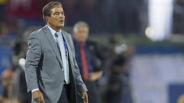 El ex entrenador de la selecci&oacute;n de Honduras revel&oacute; que suplic&oacute; a los jugadores mexicanos que se dejaran ganar para que los catrachos lograran el repechaje.