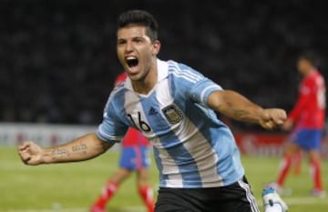 Sergio Agüero celebra un gol contra Costa Rica en la Copa América de 2011.