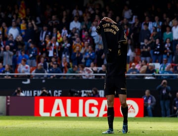 Homenaje de Csar Trrega tras anotar el primer gol del encuentro.