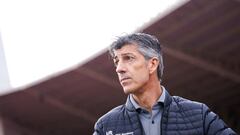 ALMERIA, SPAIN - JANUARY 08: Imanol Alguacil, head coach of Real Sociedad looks on prior to the LaLiga Santander match between UD Almeria and Real Sociedad at Juegos Mediterraneos on January 08, 2023 in Almeria, Spain. (Photo by Silvestre Szpylma/Quality Sport Images/Getty Images)