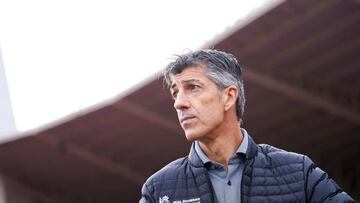 ALMERIA, SPAIN - JANUARY 08: Imanol Alguacil, head coach of Real Sociedad looks on prior to the LaLiga Santander match between UD Almeria and Real Sociedad at Juegos Mediterraneos on January 08, 2023 in Almeria, Spain. (Photo by Silvestre Szpylma/Quality Sport Images/Getty Images)