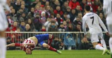 Manquillo se lesiona tras un choque con Cristiano Ronaldo.