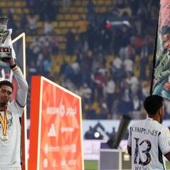 Vinicius, Bellingham y Rodrygo celebran la Supercopa de España con banderola a lo ‘GTA’