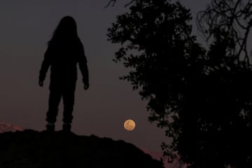 La luna se eleva sobre la cordillera de los Andes, en Santiago de Chile.