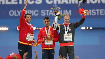 Adel Mechaal (izquierda), en el podio de los 5.000 metros de los Europeos.