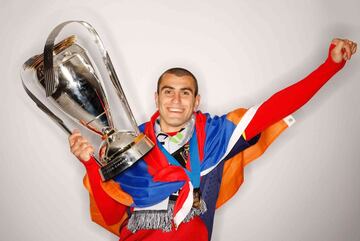 Movsisyan escapó de Bakú, Azerbaijan, durante el genocidio armenio. Emigró a Estados Unidos donde ha sido campeón de la MLS y sigue goleando para Real Salt Lake.