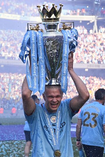 Erling Haaland con el trofeo de la Premier League.