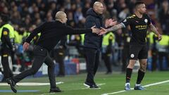 El delantero del Manchester City Gabriel Jesus celebra con Pep Guardiola.