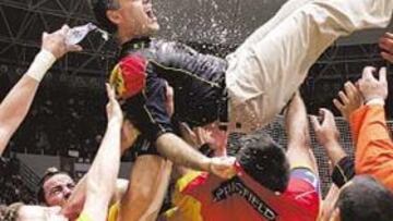 <b>EN VOLANDAS. </b>Los jugadores elevaron a Pastor al cielo deportivo una noche. Luego tocaba el Valladolid.