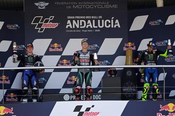 Maverick Viñales, Fabio Quartararo y Valentino Rossi en el podio. 
