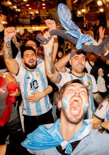 Después de un partido lleno de tensión, los seguidores argentinos explotan de alegría tras ver a su selección Campeona del Mundo.