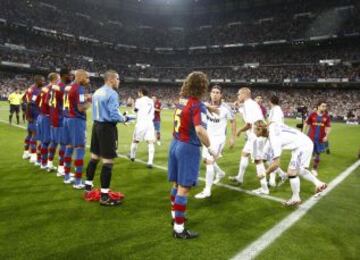 7-5-2008. El Madrid llega al clásico como campeón de Liga y el Barcelona hace el pasillo. El Madrid no tiene piedad y gana 4-1. Etoo y Deco se borraron del partido.
