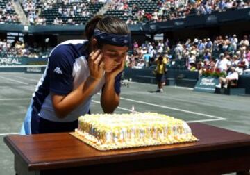 Conchita Martinez sopla las velas de su 32 cumpleaños después de ganar a Nadia Petrova el 16 de abril 2004 durante el torneo de Charleston, Carolina del Sur.