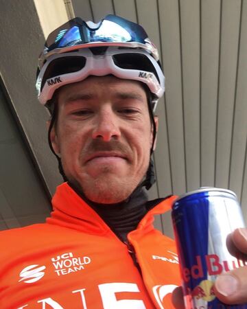 El ciclista australiano, afincado en Andorra y perteneciente al equipo Ineos, est¨¢ pasando estas semanas en Girona y se salt¨® el confinamiento a mediados de abril. ?l mismo presumi¨® de ello publicando en Instagram un v¨ªdeo en el que se le ve¨ªa en el coche y junto al que escribi¨® lo siguiente: "D¨ªa 34 (de confinamiento) Se quebr¨® y sali¨® de casa. La Covid-19 y la cuarentena pueden chuparme el culo".