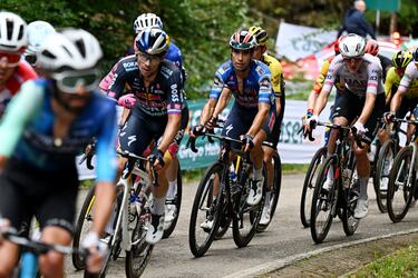 Mikel Landa en el pelotón durante la etapa. El corredor del T-Rex Quick Step atacó a 9 km de meta.
