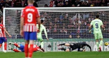 2-4. Robin Le Normand pierde el baln en el balcn del rea, Ferran Torres se aprovecha y saca un disparo ajustado, al palo izquierdo de Jan Oblak, para anotar el cuarto y segundo en su cuenta particular.