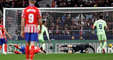 2-4. Robin Le Normand pierde el balón en el balcón del área, Ferran Torres se aprovecha y saca un disparo ajustado, al palo izquierdo de Jan Oblak, para anotar el cuarto y segundo en su cuenta particular.
