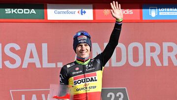 El ciclista belga Remco Evenepoel celebra su victoria en la tercera etapa de la Vuelta a España en la cima de Arinsal.