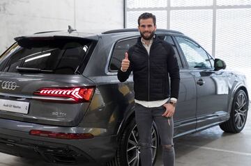 La plantilla del Real Madrid recibe sus nuevos coches