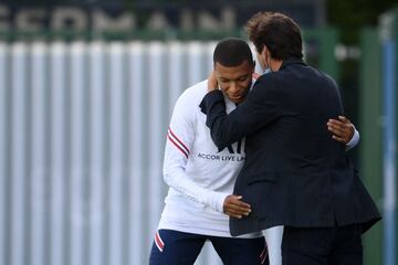 Conversación entre Leonardo, dirigente deportivo del París Saint-Germain y Kylian Mbappé antes del entrenamiento del club francés. 