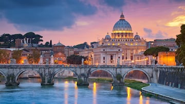 El templo cristiano de estilo renacentista y barroco (1506-1626) es el más grande del mundo con 23.000 metros cuadrados.